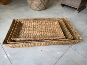 Kỹ thuật đan xương cá và đan caro tạo họa tiết độc đáo trên giỏ lục bình